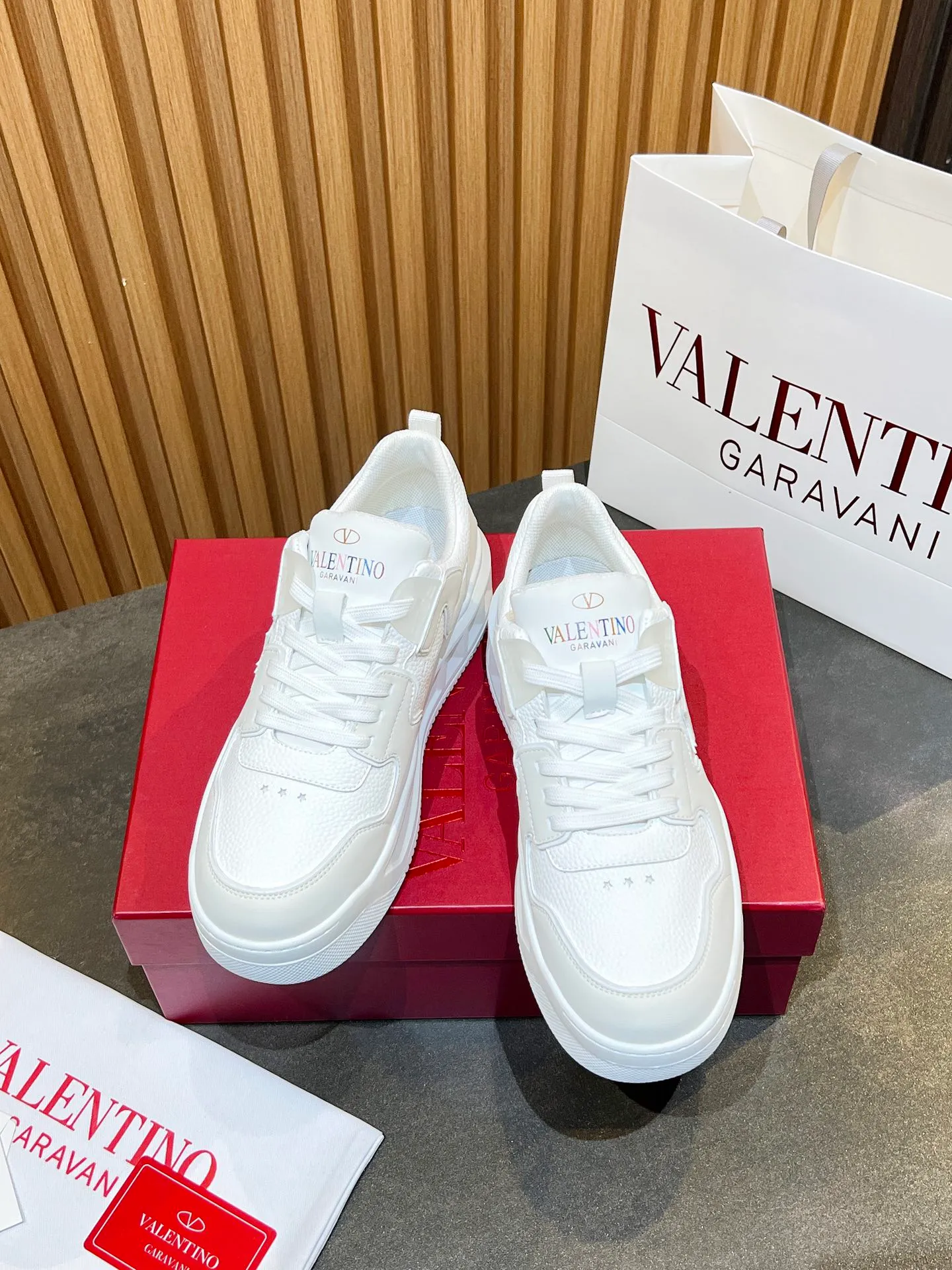 👟👟Ex-factory price 660👟👟 𝑽𝒂𝒍𝒆𝒏𝒕𝒊𝒏𝒐Valentino 𝑶𝒏𝒆𝑺𝒕𝒖𝒅 Couple casual sports shoes series Valentino 2024 new couple sports shoes are on sale. The original ZP was purchased and dismantled. Repeated pattern making and modification. I tried my best to restore it one to one! Top luxury masterpiece Signature five-pointed star design Soft and comfortable genuine leather with contrasting colors brings excellent and elegant texture and excellent on-foot comfort Top purchasing version upper: imported calfskin surface/original oil edge craftsmanship Outsole: original development 𝐓𝐏𝐔 two-color combination outsole Packaging: original configuration complete package Code number: 34-𝟒𝟓